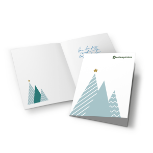 Biglietto di auguri con alberi astratti e una stella. La copertina del biglietto mostra alberi color verde acqua e blu con strisce e puntini. All'interno, un design simile a sinistra e una grafia blu a destra. Il logo onlineprinters è in alto a destra all'interno.